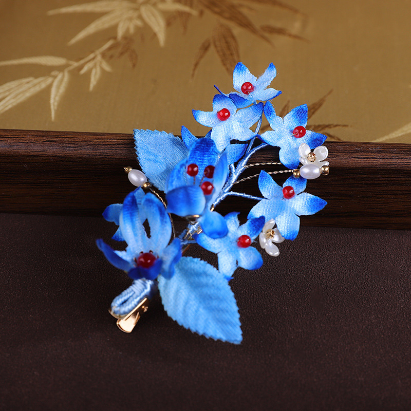 A spray with its clip · sample reference photograph
