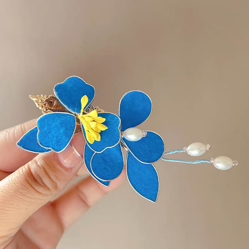 A flower held in the hand · sample reference photograph