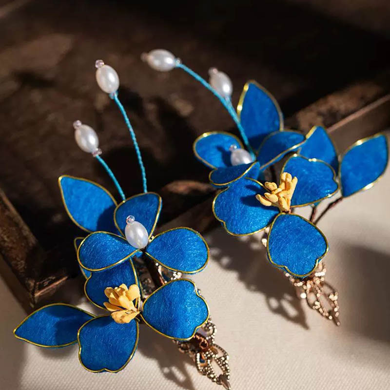 A pair of cobalt flowers · sample reference photograph
