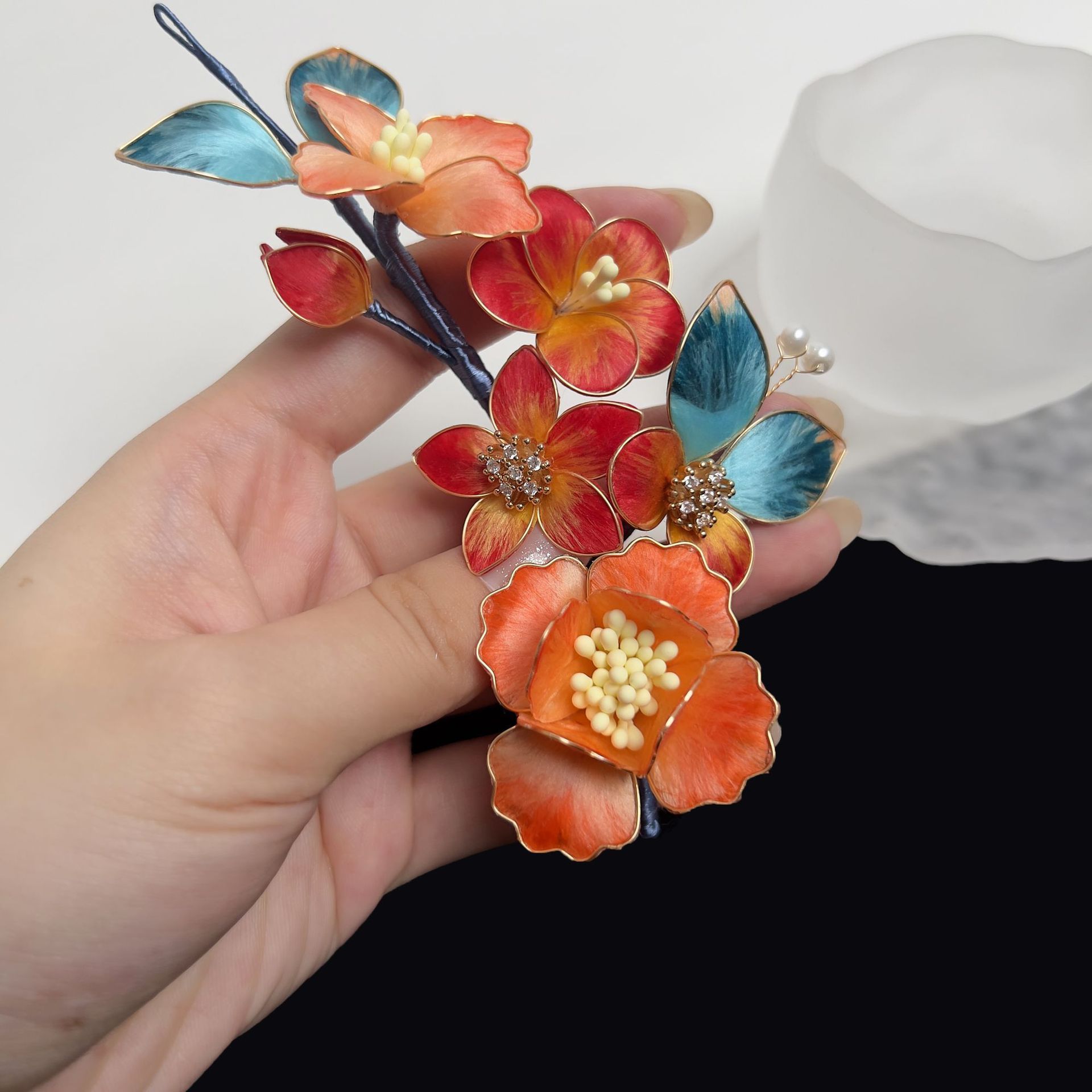 The comb held in the hand · sample reference photograph
