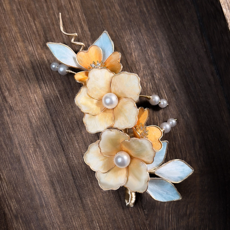 A complete warm-yellow composition · sample reference photograph