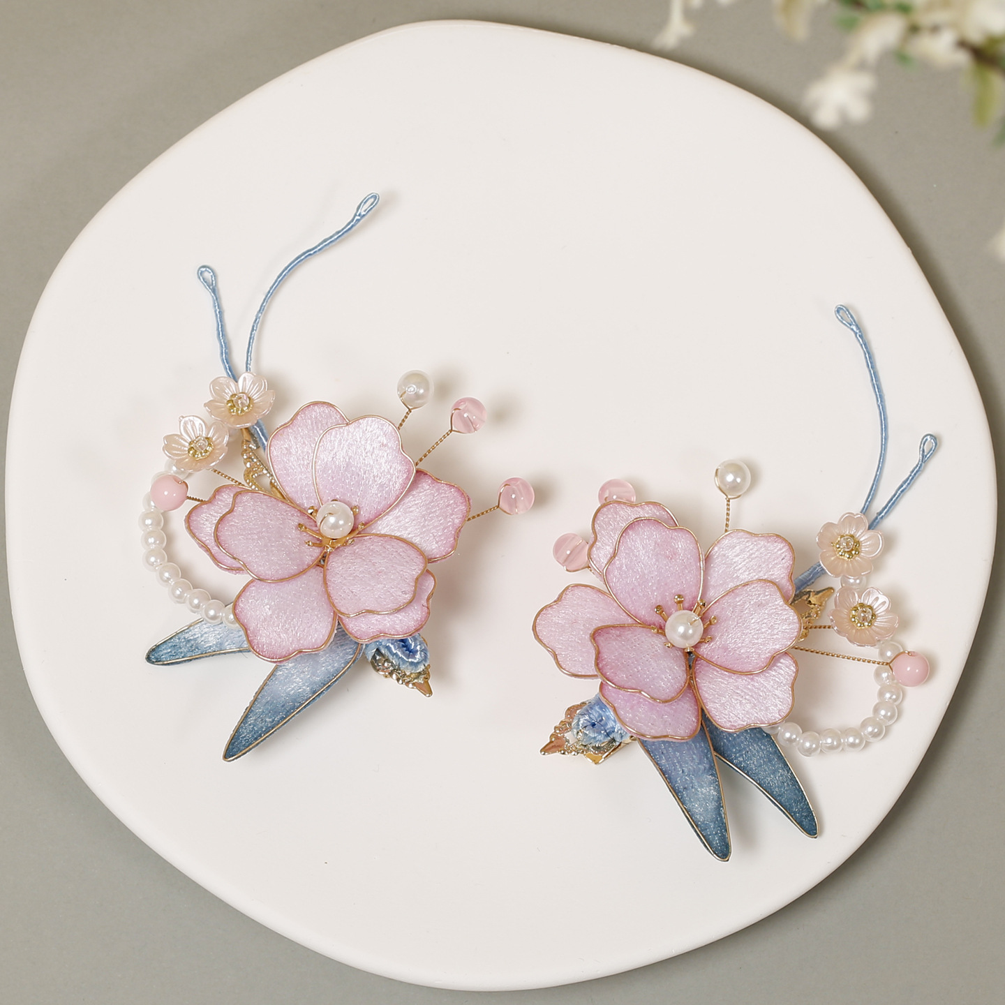 A pair of pink floral ornaments · sample reference photograph